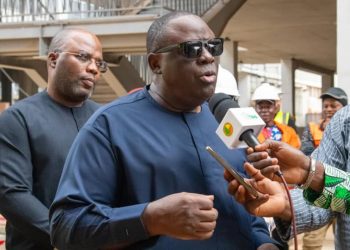 AVANT LA LIVRAISON DU MARCHE MODERNE DE OUANDO, Louis Vlavonou et Charlemagne Yankoty contemplent l’infrastructure