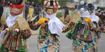 A TRAVERS UN FESTIVAL INÉDIT, La ville de Porto-Novo mouvementée par les masques
